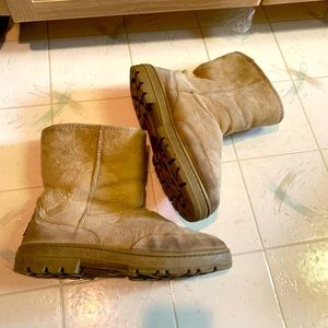Ugg boots women's 9 Tan